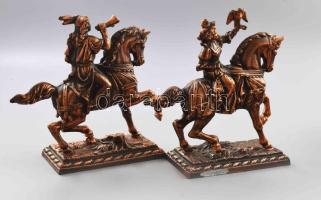 2 darab bronzírozott fém lovas szobor, kopással, m: 19 cm