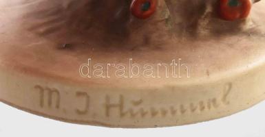 Hummel kutyától megijedő fiú. Jelzett, kézzel festett, hibátlan, m: 16,5 cm