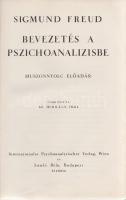 Freud, Sigmund: Bevezetés a pszichoanalízisbe. (Huszonnyolc előadás.) Fordította Hermann Imre. Wien-Budapest, [1932]. Internationaler Psychoanalytischer Verlag - Somló Béla (Buchdruckerei Elbemühl A.-G., Wien). 467 + [1] p. Első magyar nyelvű kiadás. Részlet a szerző 1917 tavaszán írt bevezetőjéből: ,,[A kötet] azokak az előadásoknak a hű szövegét nyújtja, amelyeket az 1915/6 és 1916/7-i tanévek téli szemesztereiben mindkét nembeli, orvosokból és laikusokból álló hallgatóság előtt tartottam. [...] Nem őrizhettem meg az előadásmodorban a tudományos értekezések hűvös nyugalmát; hiszen, mint előadónak, arra kellett törekednem, hogy hallgatóim figyelme a közel kétórás előadások alatt ne lankadjon" - a cél érdekében az előadásban Freud temérdek irodalmi utalást használ, illetve megjegyzi, hogy e bevezetésben nincsen semmi olyan anyag, aminek ne volna már önmagában is óriási szakirodalma. Kötetünk az egyedül jogosított magyar kiadás, sajtó alá rendezte Ferenczi Sándor és Storfer A. József, abban az évben még két újabb kiadásban is megjelent. Az első előzéken régi tulajdonosi bejegyzés. (Sigmund Freud összegyűjtött művei. I. kötet.) Aranyozott kiadói egészvászon kötésben, felül festett lapszélekkel. Jó példány, ritka kötésváltozat.