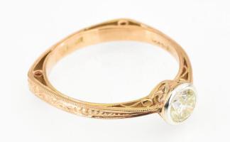 Arany (Au) 14K gyűrű briliáns csiszolású gyémánttal, 0,43 ct, jelzett, méret: 54, bruttó: 2,15 g