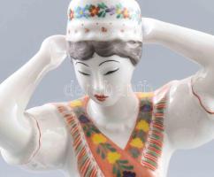 Hollóházi porcelán népviseletes lány, kézzel festett, jelzett, hibátlan, m: 31 cm