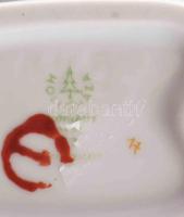 Hollóházi népviseletes lány. Terv: Káldor Aurél. Jelzett, hibátlan (támasztási nyommal), m: 16,5 cm