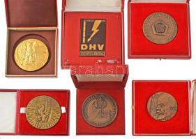 Vegyes 16db-os szocialista plakett, emlékérem és kitüntető jelvény tétel, magyar és külföldi darabokkal T:vegyes