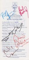 A The Kings Singers brit a cappella együttes aláírása a 25. Budapesti Tavaszi Fesztivál keretében megtartott koncertfellépésük műsorfüzete első oldalán (2005). Az oxfordi Kings College kórustagjainak baráti társasága az 1960-as évek közepén alapította kizárólag énekhangon alapuló zenei társulatát, melyet egykori iskolájuk iránt tisztelegve The Kings Singersnek neveztek el. A kezdetektől hat énekesből álló énekkarban a mai napig változatlan a felállás, két kontratenor, egy tenor, két bariton és egy basszus szólam alkotja a zenekar egyedi, azonnal felismerhető, világszerte ünnepelt hangzását. Az alapítás óta eltelt több mint 50 évben természetesen cserélődtek a tagok, de a zenekar a mai napig a legünnepeltebb a cappella társulatnak számít, mely a legváltozatosabb zenekari, sőt könnyűzenei műveket hangszereli át saját hangzásvilágába. A 2005. április 3-án a Nemzeti Hangversenyteremben megtartott koncerten Monteverdi-, Carlo Gesualdo- és Thomas Morley-művek mellett népdal- és dzsesszfeldolgozások hangzottak el. Műsorfüzetünk első oldalán a tagok által írt színes aláírások balról jobbra, illetve felülről lefelé: Robin Tyson (kontratenor), Paul Phoenix (tenor), Stephen Connlly (basszus), David Hurley (kontratenor), Christopher Gabbitas (bariton), Philip Lawson (bariton). Tökéletes állapotú lap, félbehajtva.