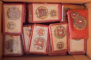 1970-1980. Szocialista jelvény tétel, benne: 40db "Szocialista Brigád" mind műanyag dobozá...