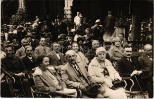 1925 Pöstyén, Piestany; fürdővendégek a parkban / spa guests in the park. photo (EK)