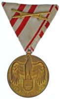 Ausztria 1932. "Osztrák Háborús Emlékérem" bronz kitüntetés eredeti mellszalagon, kardokkal T:AU Austria 1932. "Great War Commemorative Medal" bronze decoration with original ribbon with swords C:AU