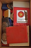 Egy nagy doboznyi, magyar és külföldi, főleg szocialista emlékérem, plakett tétel, közte néhány üres tok és kitüntető jelvény T:vegyes