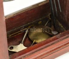 Asztali óra. Felsütős, ingás szerkezettel. nem működik, két felhúzókulccsal. 38 cm