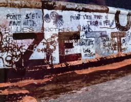 Losonczi Nándor (1966-): Potsdamer Platz (Berlini fal), 2007. Computer print, papír, jelezve jobbra ...