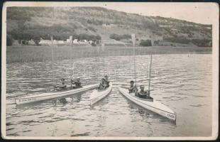 cca 1930 Cserkész kajakozók, Hattyú, Gyuri és Pötyi kajakokkal, fotólap, 9×13 cm
