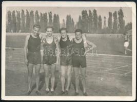 1950 Diósgyőri atléták, feliratozott fotó, 9×12 cm