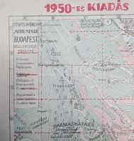 Budapest közlekedési térképe Stoits György ,,Merre menjek sorozatából. [Mértéke 1: 25,000] (1950)  Budapest, [1950]. Stoits György - Dóczi litográfia. Színes térkép, mérete 580x430 mm egy 620x470 mm méretű térképlapon.  Nagy-Budapest egyesítésének évében, 1950-ben kiadott, enyhén torzított Budapest-térképünk a város belterületét ábrázolja. Térképünk nyugati határán az Erzsébet-kilátó és a Budaörsi repülőtér tűnik fel, keleti határán az Örs vezér tere és Kőbánya-Kispest vasútállomása, déli határát Kamaraerdő, a csepeli Szabadkikötő, a pesti oldalon Wekerletelep, északi határát az óbudai temető, Római-part és a káposztásmegyeri lóversenypálya jelenti. A térképen a teljes budapesti villamos-, autóbusz- és vasúthálózaton kívül egyes nevezetesebb látnivalók és középületek (Parlament, Akadémia, Zeneakadémia, OTI-székház; hidak, templomok, zárdák, gimnáziumok, kilátók, fürdők, színházak, szállodák, csárdák, közkertek, emlékművek) madártávlati rajza is feltűnik. Térképünk egy régebbi Stoits-térkép felfrissített névanyagú változata: az Andrássy út és az Oktogon, a Teréz és Erzsébet körút még eredeti nevét, a Nyugati tér Marx Károly, a Károly körút Somogyi Béla, a Fiumei út Hámán Kató, a Fővám tér Georgi Dimitrov, a Vigadó tér Molotov, a Szilágyi Erzsébet fasor Malinovszkij marsall nevét viseli. A hidak között feltűnik a valóban álló Kossuth híd, illetve fantáziaelemként a már nem létező, és csak évtizedekkel később újjáépülő Erzsébet híd is, a maga eredeti, háború előtti formájában, úgyszintén látható a Petőfi híd budai hídfőjén a Horthy Miklós tengerészeti éveinek emléket állító emlékmű, mely a valóságban nem csupán találatot kapott, hanem nem kívánatos emléke miatt el is bontották. Térképünk hátoldalán utcanévjegyzék.  Fabó-Holló 0.  Enyhén sérült térképlap, hajtogatva, a hajtások mentén apró szakadásnyomokkal.