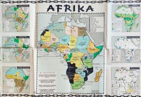 A gyarmati sorsból kiváló Afrika. Afrika térképe a függetlenség kikiáltásának évszámaival, melléktérképekein a gyarmatbirodalmak szerinti felosztás, az afrikai etnikumok, mezőgazdaság, bányászat és ipar Afrika-térképei (1967). Budapest, 1967. Kossuth Könyvkiadó - Kartográfiai Vállalat. Színes térkép, főtérképének mérete 413x422 mm és több kisebb melléktérkép egy 550x560 mm méretű térképlapon. A de facto gyarmatosításból kilépő, 261 millió népességű Afrikát ünneplő térképkiadványunk a melléktérképek és a fő térkép segítségével vázolja a fekete kontinens gyarmati múltját, illetve függetlenedő jelenét. Az ábrázolt időpillanat a kétségtelenül megünnepelhető jogi függetlenedés mellett egyben a helyi diktatúrák és terrorállamok kiépülésének nagy pillanata; erről természetesen térképünk mélyen hallgat, mint ahogy a szovjet tömb szerepéről is a függetlenedési folyamatban: a szovjet tömb nem csupán örömmel üdvözölte a gyarmattartók távozását, hiszen ez elképzelése szerint az imperializmus és a tőkés világ gazdasági és politikai befolyásának csökkenését jelenti, hanem maga is aktívan beavatkozott a folyamatokban, számos helyen anyagilag támogatva a szovjet hűségű kormányzatok felállását. 1967-re a klasszikus gyarmatosító hatalmak jogi és közigazgatási értelemben távoztak a kontinensről, egyedül Portugália tartotta meg néhány gyarmatát (Mozambik, Angola), néhány terület pedig dél-afrikai, illetve spanyol gyámság alatt állt. A politikai folyamatot ábrázoló három térképen kívül térképlapunkon szerepel egy néprajzi térkép, mely Afrika etnikai csoportjait helyezi térbe, egy mezőgazdasági, egy bányászati, illetve egy ipari térkép. Térképlapunk alsó és felső részén széttört láncszemekből álló láncmotívum erősíti a térkép fő ideológiai üzenetét, szebb jövőt kívánva a földrésznek. Jó állapotú lap, bal alsó sarkán apró hiánnyal, a térképlap szélén apró gyűrődésekkel.