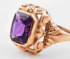 Arany (Au) 14 K gyűrű lila kővel, jelzett, méret: 61, bruttó: 4,4 g