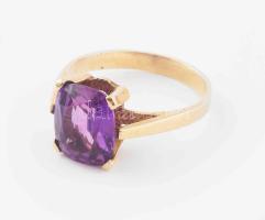 Arany (Au) 14 K gyűrű lila kővel, jelzett, méret: 57, bruttó: 4 g