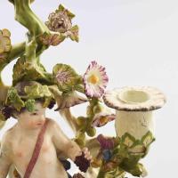 Antik angol fazonú porcelán gyertyatartó. Angyal figurával. Jelzés lekaparva. Restaurált, sérült. Ké...