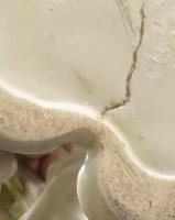 Antik angol fazonú porcelán gyertyatartó. Angyal figurával. Jelzés lekaparva. Restaurált, sérült. Ké...