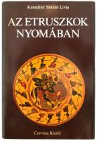 Kenediné Szántó Lívia: Az etruszkok nyomában. A rajzokat és a borítót készítette: Bánó Attila. A grafikus, Bánó Attila (1945-) grafikus, író, újságíró, szerkesztő által Dienes István (1929-1995) régész, muzeológus részére DEDIKÁLT példány! Bp., 1977, Corvina. Gazdag képanyaggal illusztrált. Kiadói egészvászon-kötés, kiadói papír védőborítóban.