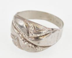 Ezüst (Ag) gyűrű, jelzett, méret: 63, nettó: 1,9 g