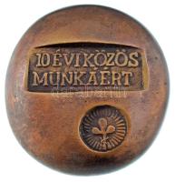 ~1970-1980. 10 évi közös munkáért egyoldalas céglogós, öntött bronz plakett (65mm) T:AU