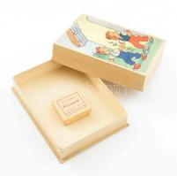 1955 "Kedvenc" bonbon doboz, Cukrászati Gyár Bp., 17x13x3 cm + "Der zuverlässige Kompaß" retró német iránytű, jó állapotban, dobozában