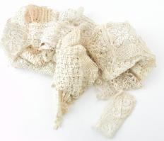 Egy doboznyi kézi horgolás, klf méretben