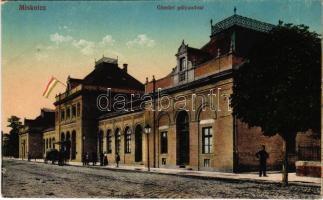 Miskolc, Gömöri pályaudvar, vasútállomás magyar zászlóval. Vasúti levelezőlapárusítás 46-1916.