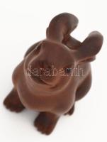 Japán netsuke. Nyúl figura. Pácolt faragott puszpángfa, felfűzéshez szükséges lyukpárral, jelzett, h...