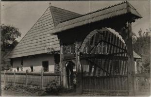 1942 Sepsiszentgyörgy, Sfantu Gheorghe; Székely ház és kapu / Secui house and gate. photo (EK)