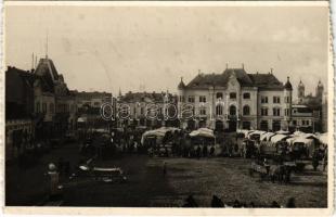 1938 Léva, Levice; bevonulás, Fő tér, piac, Városháza, Pál L., Ignác Trebitsch, Singer, Vámos üzlete / entry of the Hungarian troops, main square, market, town hall, shops + "1938 Léva visszatért" So. Stpl.