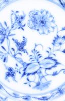 12 db Meisseni porcelán süteményes tányér Máz alatti kék festéssel, jelzett, kisebb kopásokkal d: 17...