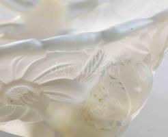 Art deco emberfigurás lábakkal díszített, részben tejszínezett, savmaratott üveg kínáló. Jelzés nélk...