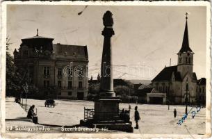 1942 Szilágysomlyó, Simleu Silvaniei; Szentháromság tér és szobor, Szilágysomlyói Tímár Társulat árucsarnoka, Nemzeti Bank, templom / Holy Trinity Square and statue, shops, bank, church (fa)