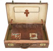 cca 1940 Antik bőr utazóbőrönd és piperebőrönd, pipereeszközökkel, kis sérülésekkel, 59x37 cm alatt