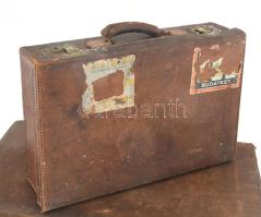 cca 1940 Antik bőr utazóbőrönd és piperebőrönd, pipereeszközökkel, kis sérülésekkel, 59x37 cm alatt