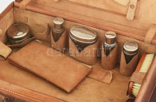 cca 1940 Antik bőr utazóbőrönd és piperebőrönd, pipereeszközökkel, kis sérülésekkel, 59x37 cm alatt