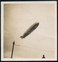 cca 1930 Zeppelin léghajó a levegőben, fotó, 5,5x5,5 cm