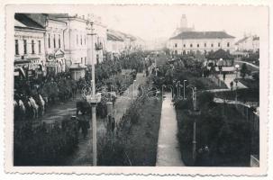 1940 Máramarossziget, Sighetu Marmatiei; bevonulás, üzletek / entry of the Hungarian troops, shops. photo (ragasztónyom / glue marks)