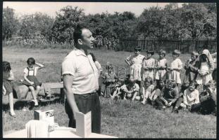 cca 1970 Pataki Ferenc (1921-2017) fejszámoló művész előadást tart gyerekeknek, fotó, a hátoldalon feliratozott, pecséttel jelzett (Foto Riport, Csordás Pál felvétele), 13,5x8,5 cm