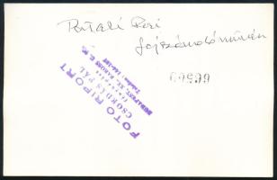 cca 1970 Pataki Ferenc (1921-2017) fejszámoló művész előadást tart gyerekeknek, fotó, a hátoldalon f...