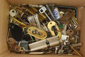 Vegyes zár és kulcs tétel