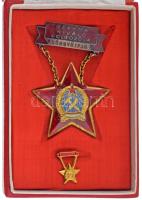 ~1950. "Szakma Kiváló Dolgozója - Könnyűipar" Rákosi-címeres zománcozott kitüntetés eredeti Rákosi-címeres tokban, miniatűrrel T:XF