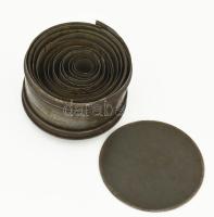 12 darabos tésztanyomó forma szett, lejáró talpú tartóban