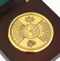 Öröknaptár, réz, mozgatható d: 8 cm, fa tokban