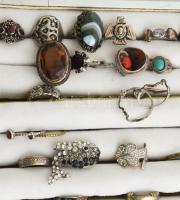 Nagy tétel bizsu gyűrű gyűrűtartó tárlóban