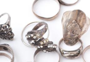 32 db ezüst (Ag) gyűrű, klf méretek, jelzettek, néhány köves, össz br 88 g