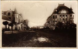 1930 Nagykároly, Carei; Széchenyi utca, üzletek / Calea Victoriei / street view, shops (fl)