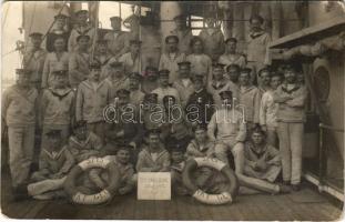 SMS Sankt Georg osztrák-magyar páncélos cirkáló matrózai fedélzeten / K.u.k. Kriegsmarine 3. Masch. Wache., Matrosen / Austro-Hungarian Navy mariners. group photo (kopott sarkak / worn corners)