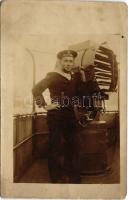 SMS Sankt Georg osztrák-magyar páncélos cirkáló matróza pipázás közben fedélzeti reflektor mellett / K.u.k. Kriegsmarine Matrose / Austro-Hungarian Navy mariner smoking a pipe next to a searchlight. photo (EK)